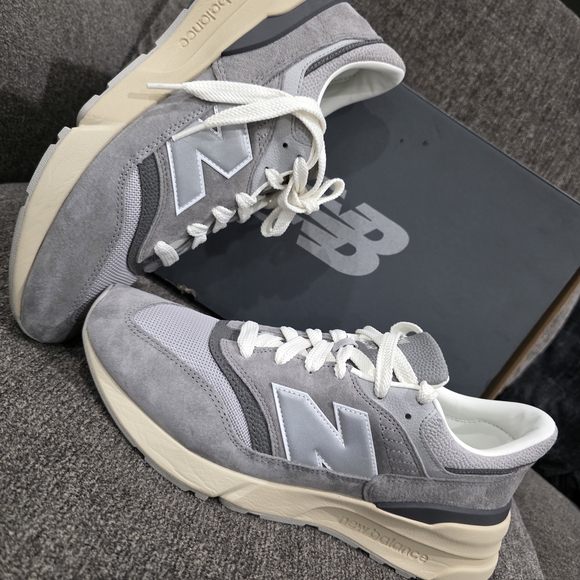 New Balance Men's Gray Sneakers - Picture 4 of 7